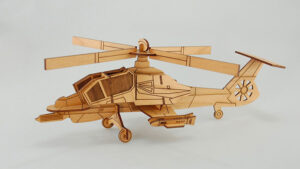 Gravure et découpe de bois - Maquette d'un hélicoptère découpé et gravé dans du bois (Aulne).