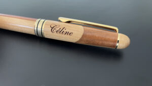 Gravure d'un stylo en bois avec un laser CO2