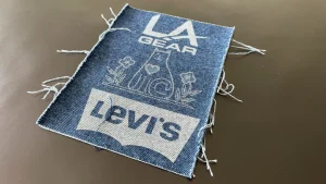 Carré de jean bleu marqué du logo Levi's