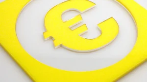 Signalétique jaune de la forme d'euro en acrylique