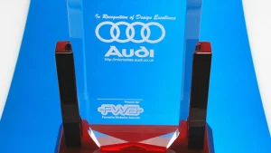 Trophée Audi en acrylique transparent gravé à l'effigie de l'évènement