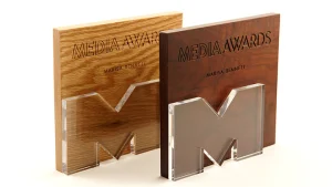 Trophée en bois avec une plaque d'acrylique découpée en forme de M