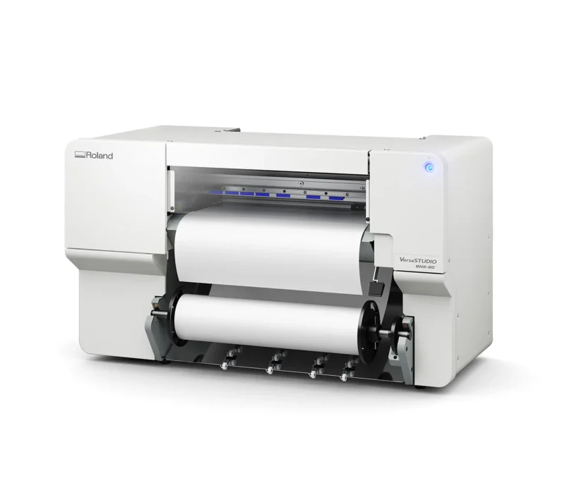 L'imprimante découpeuse BN2-20 de chez Roland prise en photo de profil